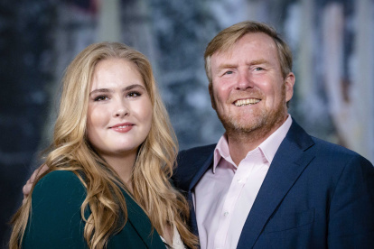 Con su padre, el rey Guillemo.