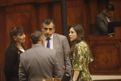 Moción. Ramiro Narváez (centro) se la pasó buscando votos de apoyo a su propuesta de 28 puntos sobre la que nadie dijo una palabra. Ni él.