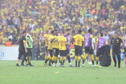 Los jugadores de Barcelona dejaron algo inquietos el estadio Monumental tras el 0-1.