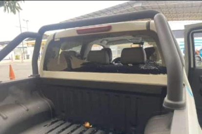 La parte posterior de la camioneta resultó afectada, como se observa en la imagen.