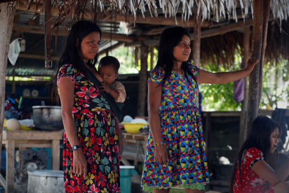 Pistas. Una joven mujer de la comunidad Musa Karusha amamanta a su bebé.
