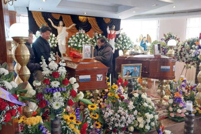 Machachi. Los cuerpos de los esposos mientras eran velados. Ayer fueron sepultados en el cementerio local.