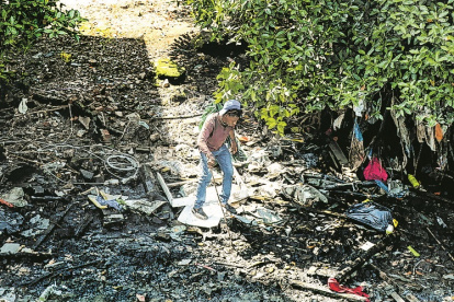 Guayaquil. Vecinos encuentran un cuerpo flotando en el estero.
