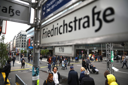 La gente camina por la popular calle berlinesa de Friedrichstrasse en octubre de 2019.
