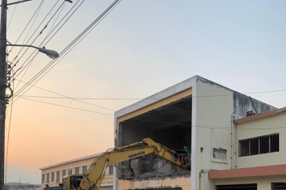 El mandatario Lasso compartió el momento de la demolición del pabellón consular.