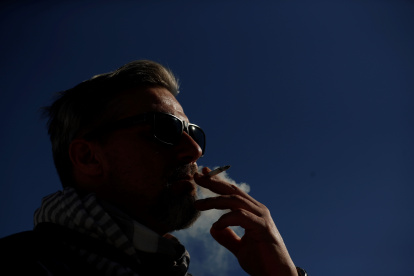 Un hombre fumando, en una fotografía de archivo.