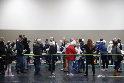 La gente espera en fila para votar en un lugar de votación en Las Vegas, Nevada, EE. UU., el 8 de noviembre de 2022.