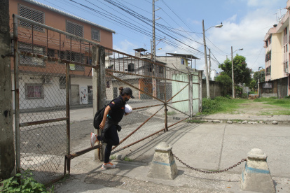 Por las cercas colocadas en los alrededores de la ciudadela, entran y salen personas ajenas a la zona, señalan los residentes.