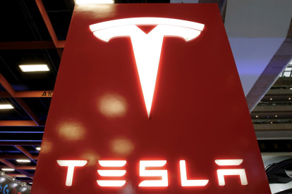 Fotografía de archivo en la que se registró un logo de la automotriz eléctrica estadounidense Tesla.