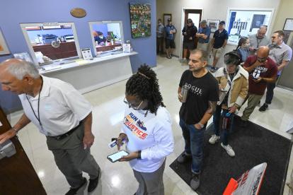 Personas acuden a votar en Avondale Estates, Georgia, este 8 de noviembre de 2022.