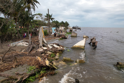 Fotografía aérea de casas destruidas por efecto de erosión marina e incremento de nivel del mar hoy, en la localidad El Bosque, municipio de Frontera, estado de Tabasco (México). EFE/Manuel López