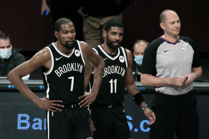 La estrella no fallaba un tiro libre desde el 26 de octubre.


Brooklyn (United States), 13/12/2020.- Brooklyn Nets forward Kevin Durant (L) and guard Kyrie Irving (C) return to the court after a time-out during the first half of a preseason game between the Washington Wizards and the Brooklyn Nets at Barclays Center in Brooklyn, New York, USA, 13 December 2020. (Baloncesto, Estados Unidos, Nueva York) EFE/EPA/Peter Foley SHUTTERSTOCK OUT Washington Wizards at Brooklyn Nets
