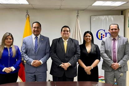 El Procurador electo juntos a miembros del CPCCS.