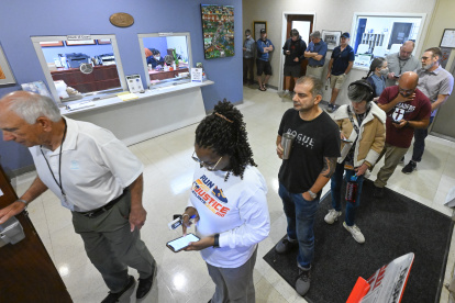 Personas acuden a votar en Avondale Estates, Georgia, este 8 de noviembre de 2022. EFE/John Amis