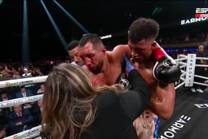 El kazajo de 30 años iba invicto en su carrera profesional. Su rival lo ayudó a salir del ring.