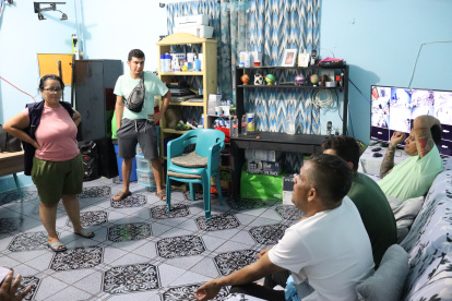 La directora del albergue "Todo por ellos", Lorenza Reyes (i), habla con migrantes venezolanos, en Tapachula (México). EFE/ Juan Manuel Blanco
