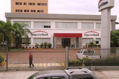 VISTA DEL EDIFICIO DE LA COMPAÑÍA DE SEGUROS EN LIQUIDACIÓN |
29042022 LIZBETH ZUMBA, SEGUROS SUCRE FACHADA DE LA OFICINA 29 DE ABRIL DEL 2022