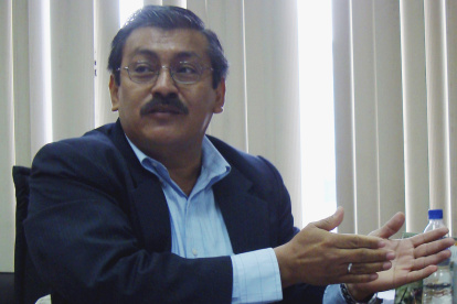 El juez Juan Paredes en una oficina. Después de diez años sigue en la Función Judicial.