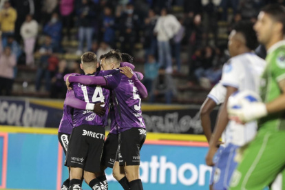 Mateo Carvajal celebra junto a sus compañeros el gol que anotó al minuto 2 del partido ante 9 de Octubre