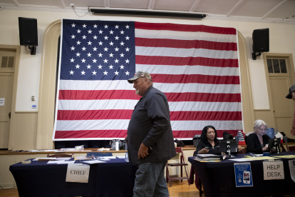 La gente espera en fila para votar el día de las elecciones en un lugar de votación en la Old Stone School en Hillsboro, Virginia