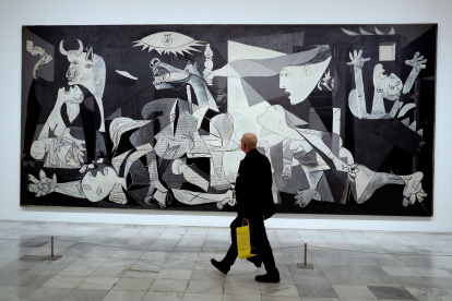 Fotografía de archivo fechada el 3 de abril de 2017 donde se observa la obra "Guernica" de Picasso, durante una exposición en el Museo Reina Sofía, en Madrid.