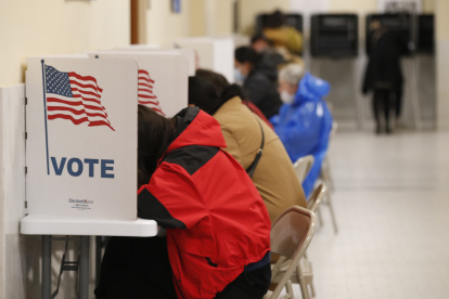 Los votantes marcan sus papeletas en el centro de votación dentro del Ayuntamiento de San Francisco, California, este 8 de noviembre de 2022.