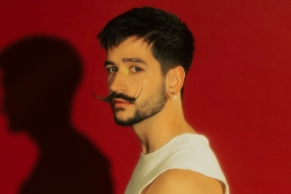 Camilo estrena su nuevo álbum De Adentro Pa’ Afuera.