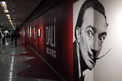 Salvador Dalí conquista el metro de Shanghái