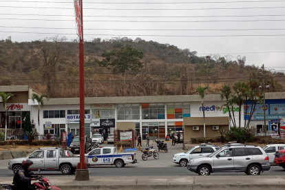 Un policía fue baleado en los exteriores de una plaza comercial de la avenida a Daule.