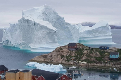 En la imagen de archivo, vista general de un iceberg situado al lado de la aldea de Innaarsuit, en el municipio de Avannaata, Groenlandia.