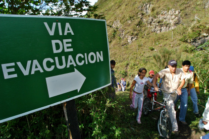 Fotografía de archivo en la que se registró a varios participantes de un simulacro de evacuación durante un eventual sismo en Ecuador.