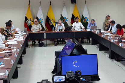 El presidente Guillermo Lasso dirigiendo la mesa de autoridades.