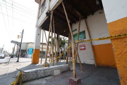 El inmueble a punto de colapsar está ubicado en Esmeraldas y Portete.