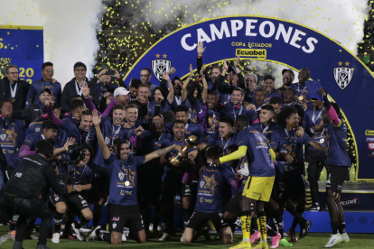 Los jugadores de Independiente del Valle y la celebración tras ganar la Copa Ecuador, título que suman a la corona de la Copa Sudamericana que alcanzaron en octubre.