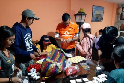 Los aficionados aprovecharon el feriado para armar fundas con picadillo, cintas de papel y globos, para ser utilizados en la gran final.