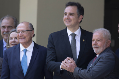 El presidente del Senado, Rodrigo Pacheco (c), recibe al presidente electo de Brasil, Luiz Inacio Lula da Silva (d), y al vicepresidente, Geraldo Alckmim (i), hoy, en la residencia oficial de Senado en Brasilia (Brasil). EFE/Joédson Alves