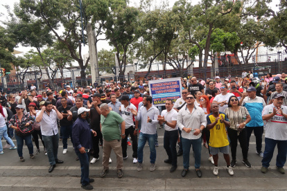 Protesta. Ayer se congregaron los dueños de bares y discotecas afuera de la Gobernación del Guayas, para pedir la eliminación del toque de queda.
