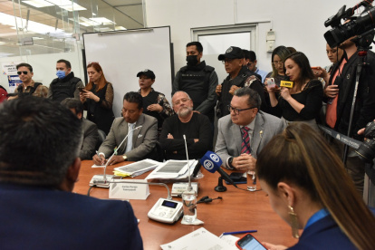 Comparecencia. El correísmo lo llenó de insultos pero no pudo evitar que el exgerente de Petroecuador presentara sus documentos.