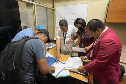 Investigadores y funcionarios del IESS en una de las áreas del Hospital Teodoro Maldonado Carbo, del IESS, en el sur de Guayaquil.