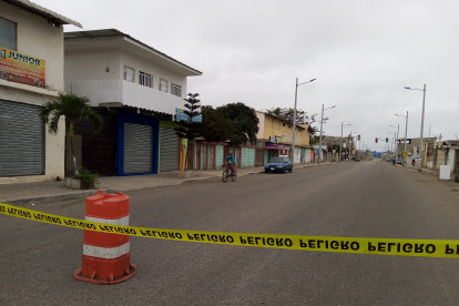 Algunas vías aledañas a los colegios permanecen cerradas, por precaución.