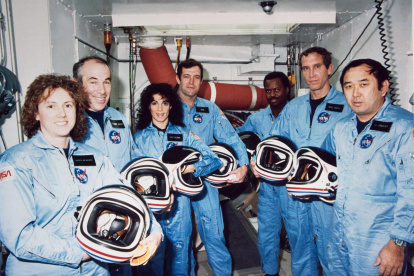 Fotografía de archivo fechada el 9 de enero de 1986 y cedida por la NASA donde aparecen los miembros de la tripulación del STS-51L mientras posan para fotografías durante un descanso en el entrenamiento de cuenta regresiva en la Sala Blanca del Complejo de Lanzamiento 39B en el Centro Espacial Kennedy de la NASA en Florida (Estados Unidos).