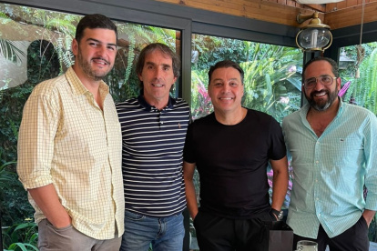 Guillermo Almada con sus ex directivos: Aquiles Álvarez, Carlos Alfaro Moreno y Javier Salem