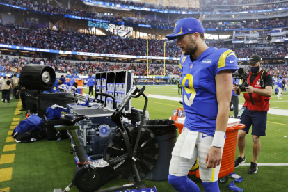 Matthew Stafford, de los Rams, está en observación por un golpe.