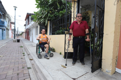 Miguel Cuesta, al fondo, espera una prótesis desde hace más de un año. Su hermano, Luis Vizuete, lo ayuda en los trámites.