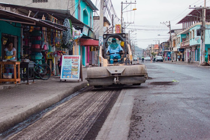 Los trabajos iniciaron con el fresado de la calle Samuel Cisneros, en el centro del cantón.