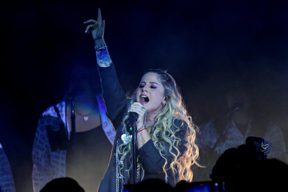 Nikki durante su concierto.