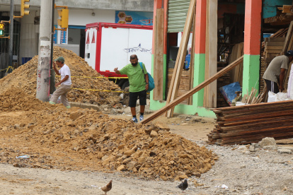 Escenario. Los ciudadanos deben esquivar los desechos de las obras.