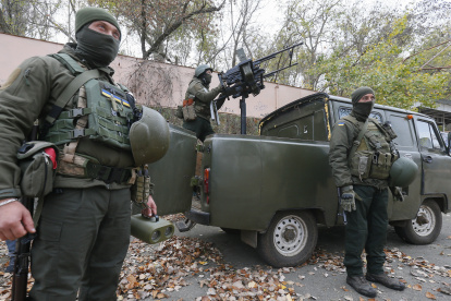 Soldados de la Guardia Nacional de Ucrania operan con una ametralladora antiaérea casera en Mykolaiv, Ucrania, el 09 de noviembre de 2022.