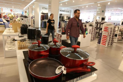 Las casas comerciales cada vez ofrecen más crédito a sus clientes.