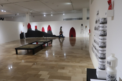 Obra. Una visitante recorre -al fondo- la propuesta de Melania Lynch (Chile).